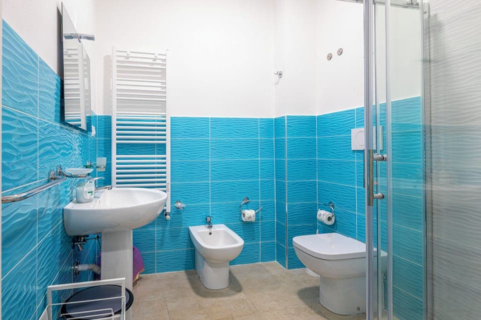 Twin Room, Courtyard View | Bathroom