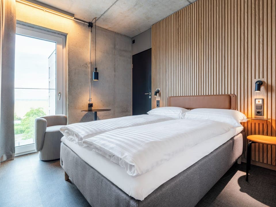 Business Single Room | Hypo-allergenic bedding, free cribs/infant beds, bed sheets