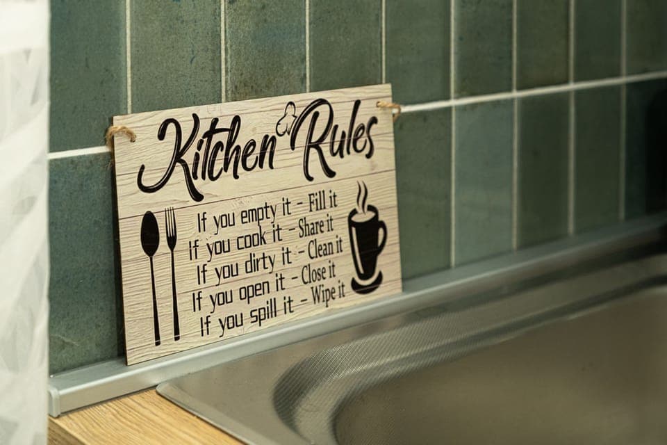 Full-size fridge, microwave, oven, stovetop