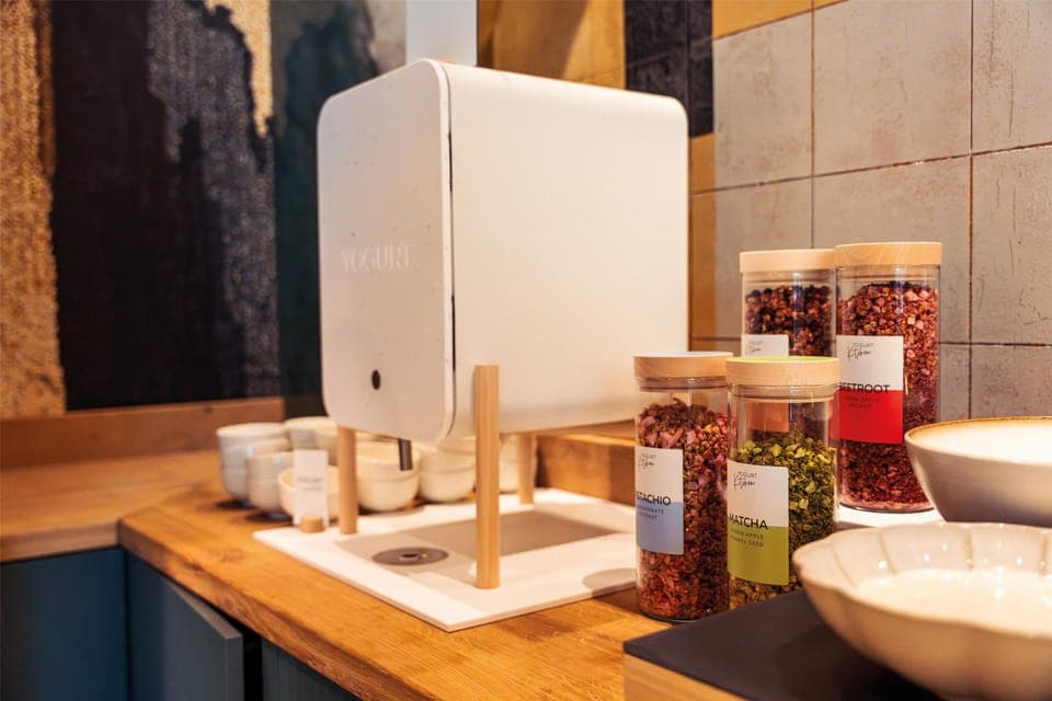 Daily continental breakfast (EUR 32 per person)