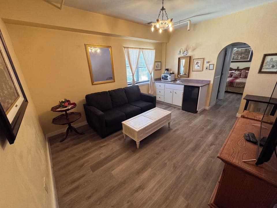 Family Suite, 1 King Bed with Sofa bed, Non Smoking, Kitchenette | Private kitchenette | Fridge, microwave, coffee/tea maker