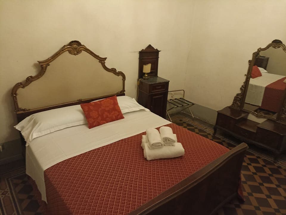 Classic Double Room, City View | Living area