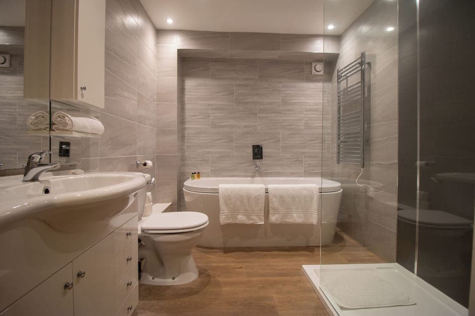 Double Room (Super King Sherwood Suite) | Bathroom | Hair dryer, bathrobes, towels