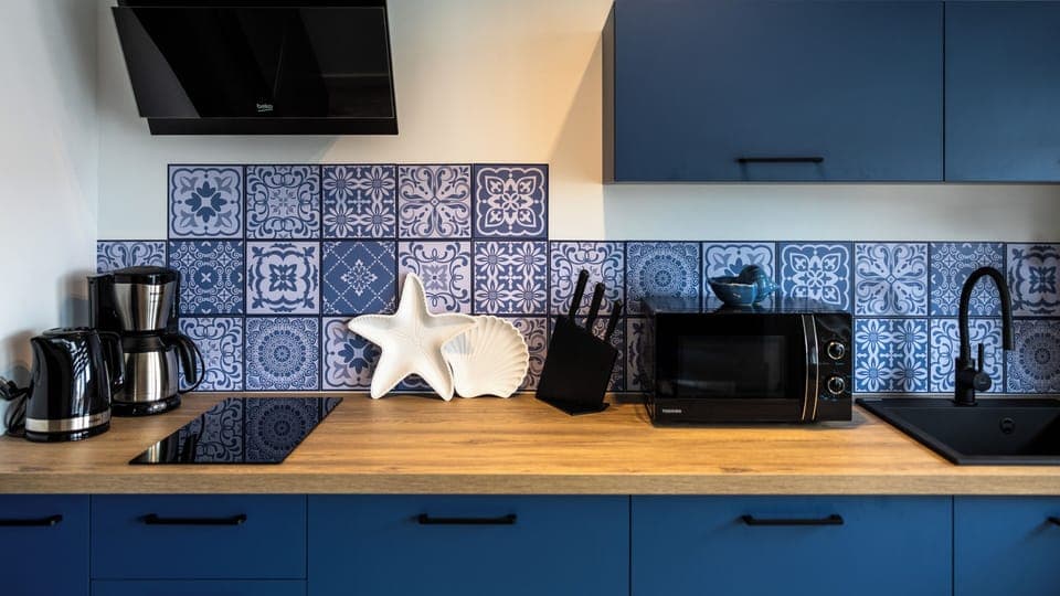 Apartament (E8) | Private kitchen | Fridge, stovetop, electric kettle, cookware/dishes/utensils