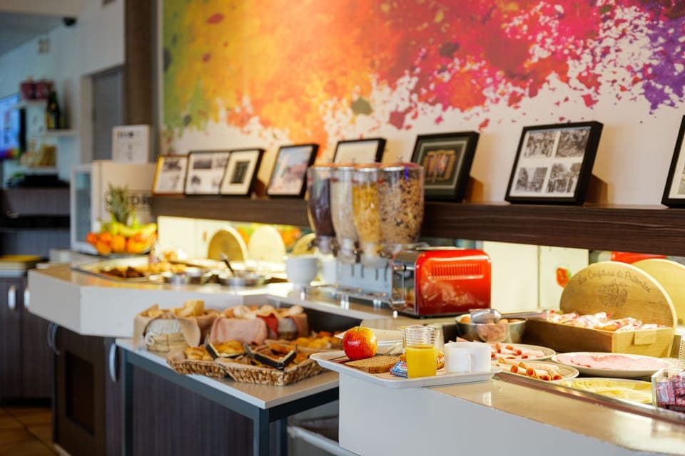 Daily cooked-to-order breakfast (EUR 11.5 per person)