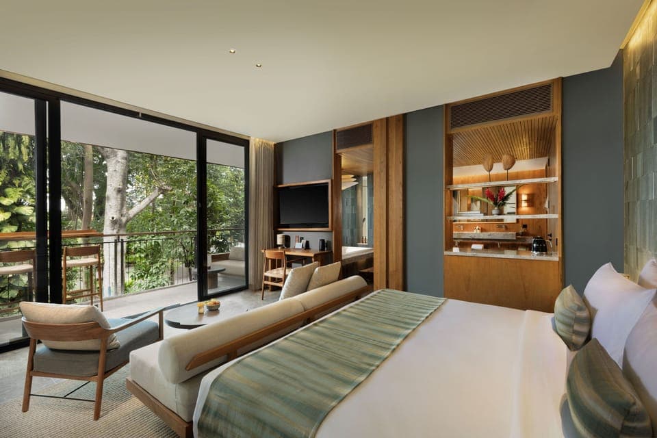 Suites | Free minibar items, in-room safe, desk, free WiFi