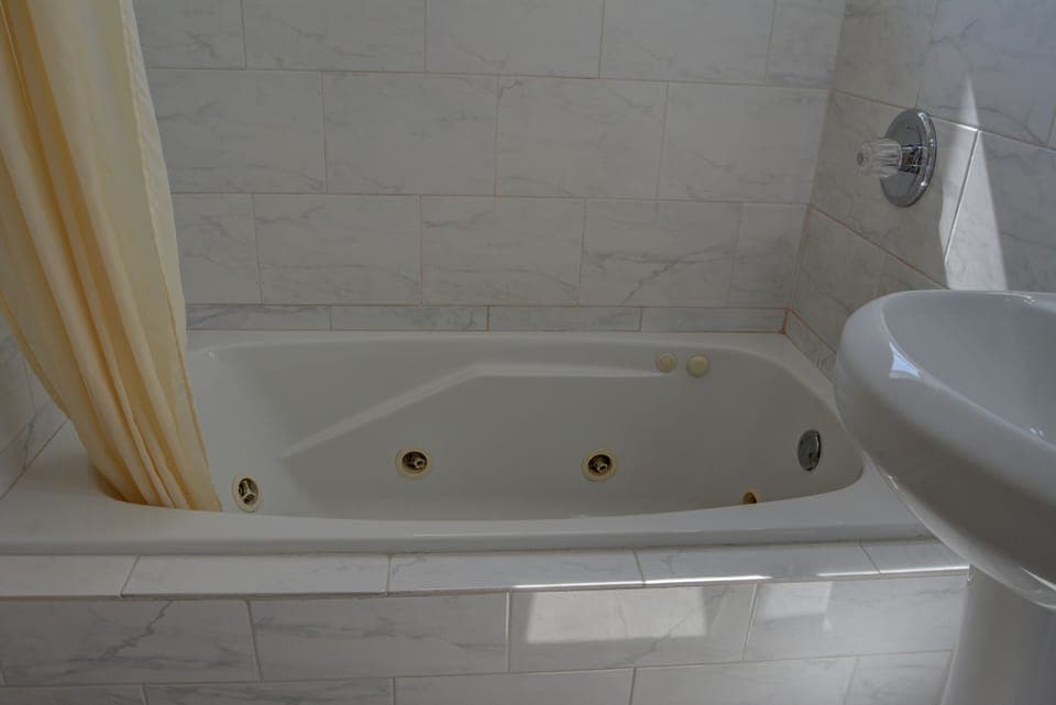 Superior Room, 1 King Bed | Bathroom | Separate tub and shower, towels, soap, shampoo