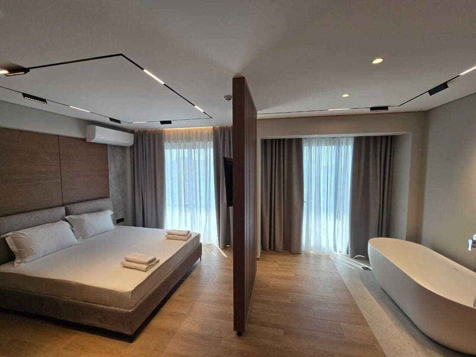 Superior Suite | Laptop workspace, free WiFi