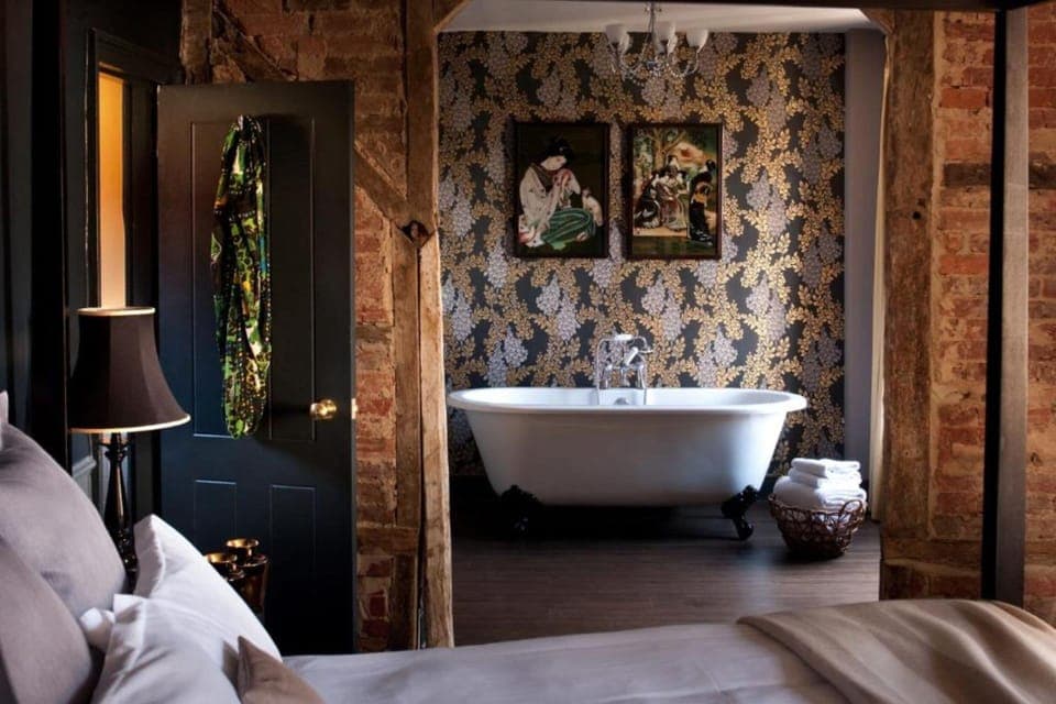 Honeymoon Suite | Bathroom | Free toiletries, hair dryer, bathrobes, towels