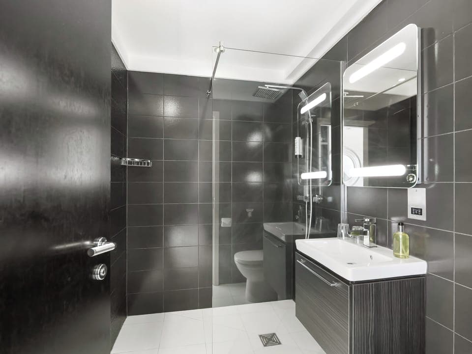 Executive Double Room | Bathroom | Shower, rainfall showerhead, hair dryer, towels