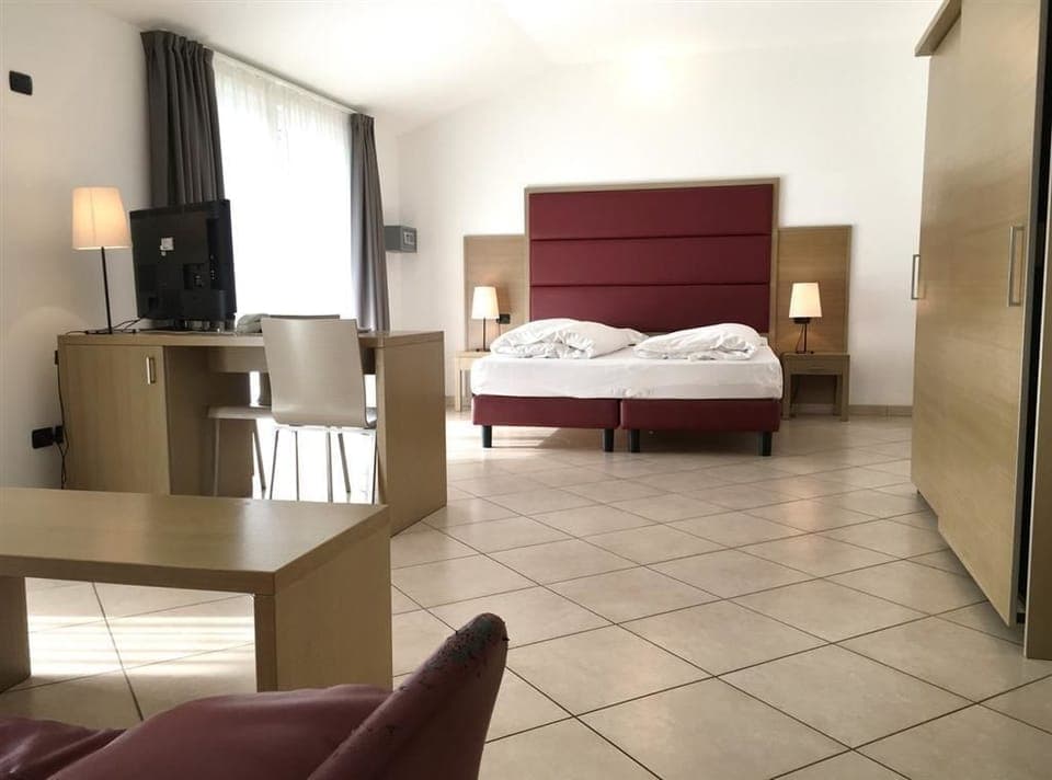 In-room safe, desk, soundproofing, free WiFi