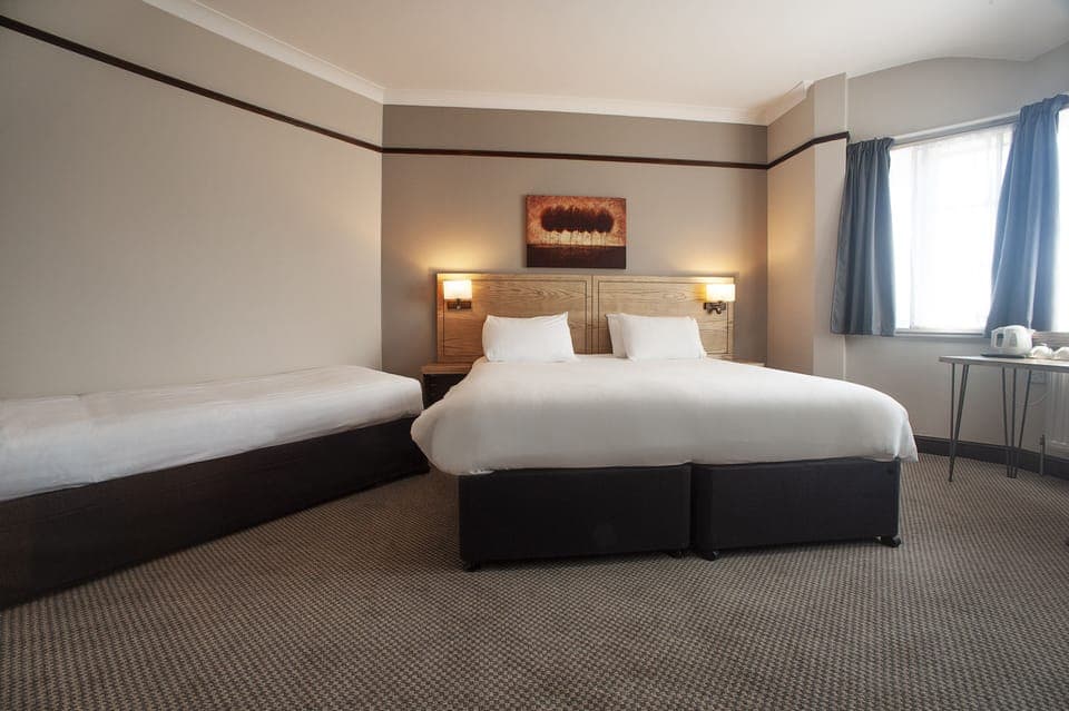 Family Room | Desk, iron/ironing board, free WiFi, bed sheets