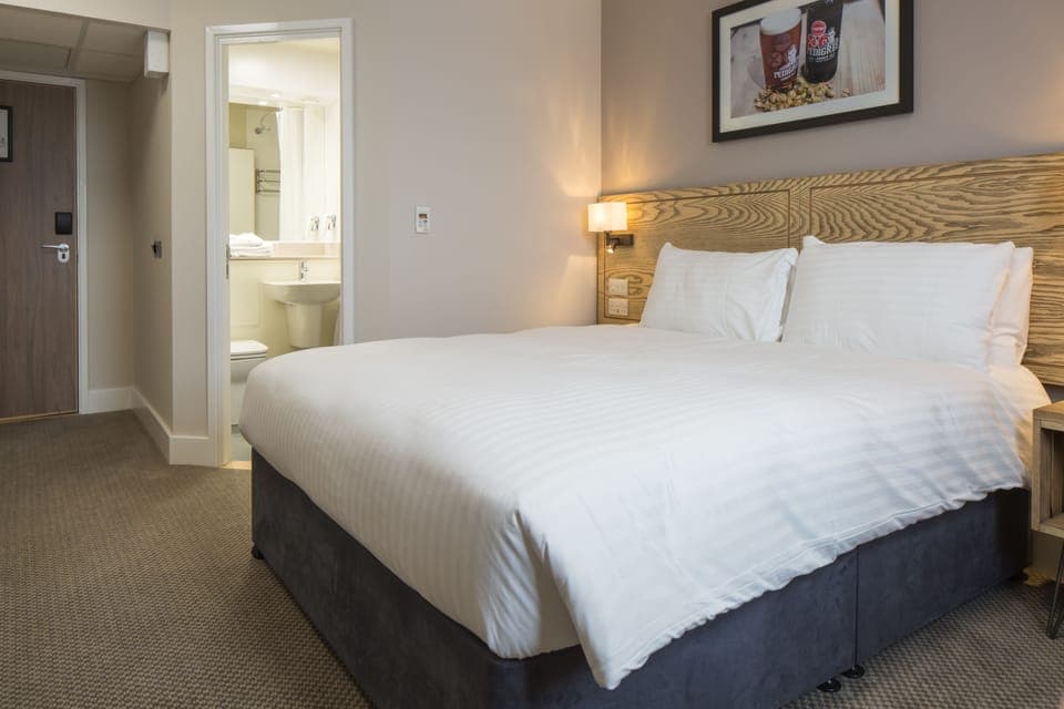 Double Room | Premium bedding, iron/ironing board, free WiFi, bed sheets
