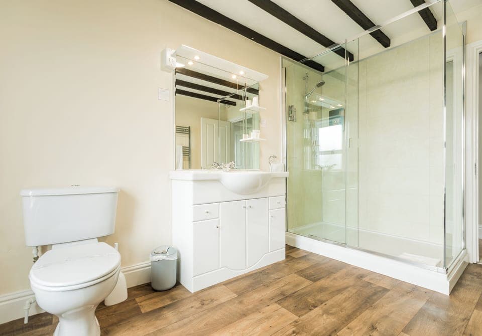 Superior Double Room (No pets) | Bathroom | Shower, free toiletries, hair dryer, towels