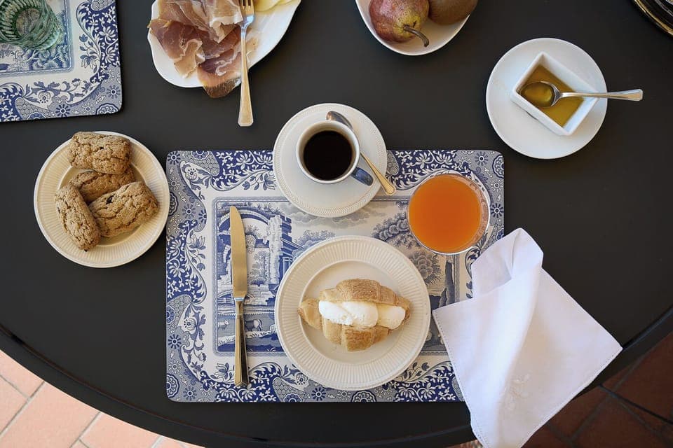 Daily continental breakfast (EUR 12 per person)