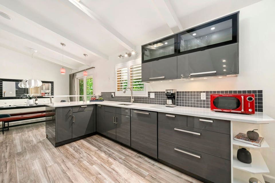 House, Multiple Beds, Hot Tub, Garden View (2001 James Drive) | Private kitchen | Fridge, microwave, oven, stovetop