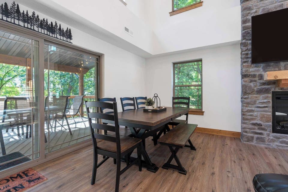 Cabin, Multiple Beds, Balcony, Garden View (Peaceful Timbers Getaway) | Dining