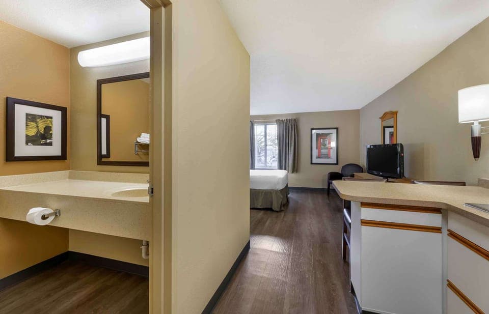 Studio, 1 Queen Bed, Non Smoking | Pillowtop beds, desk, blackout drapes, iron/ironing board