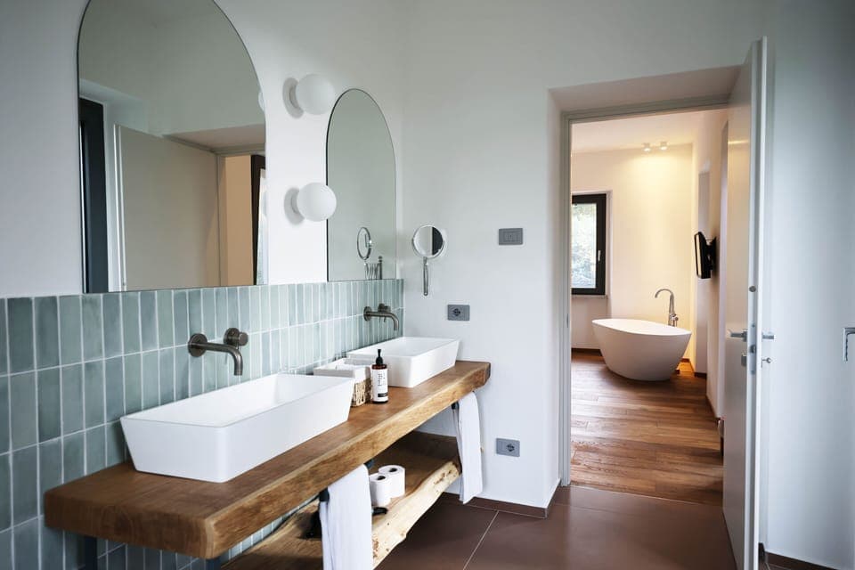 Deluxe Double or Twin Room | Bathroom | Free toiletries, hair dryer, bidet, heated floors