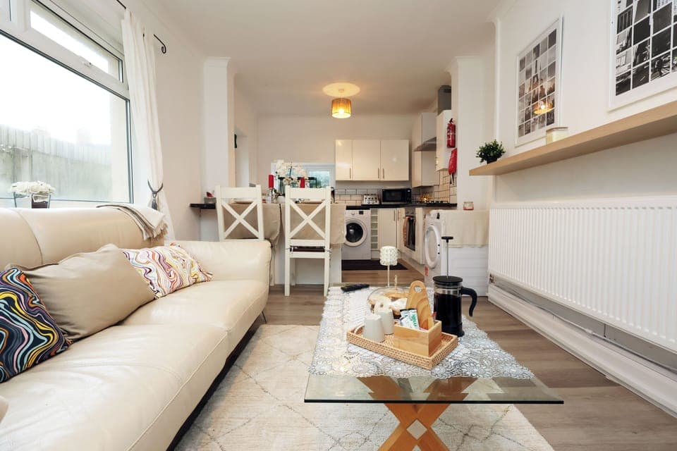 Full-size fridge, microwave, oven, stovetop