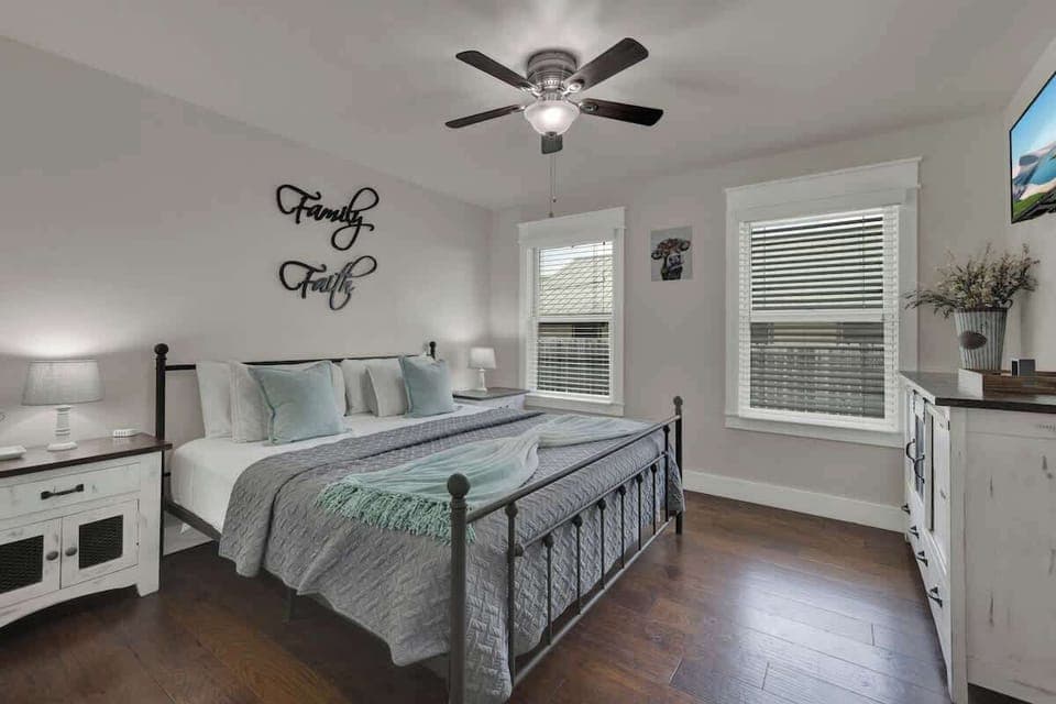 House, Multiple Beds, Patio, Garden View (611 Whitney) | 3 bedrooms, individually decorated, individually furnished, bed sheets