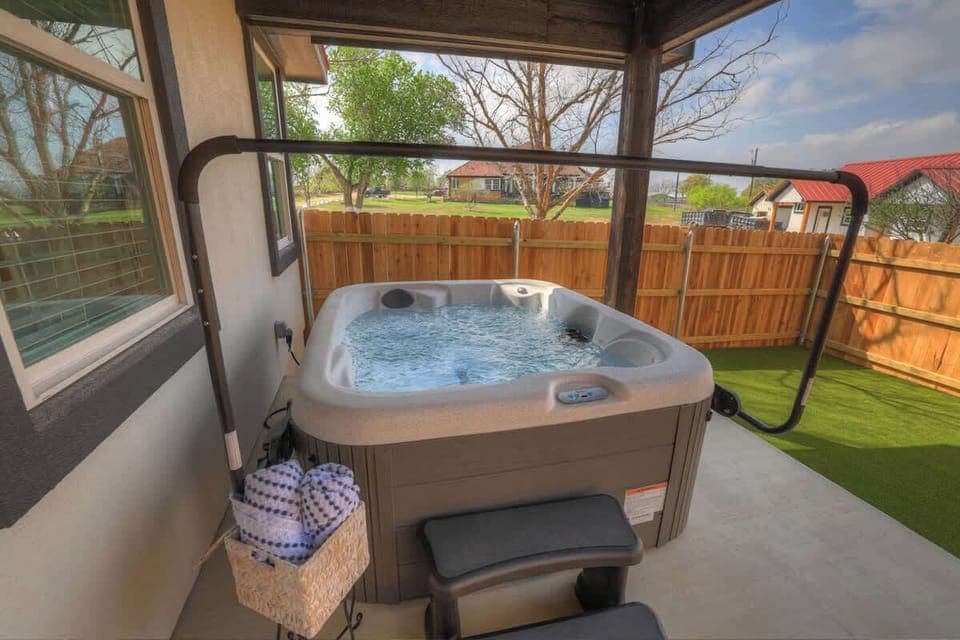 House, 1 King Bed, Hot Tub, Garden View (1472 W Live Oak #2) | Terrace/patio