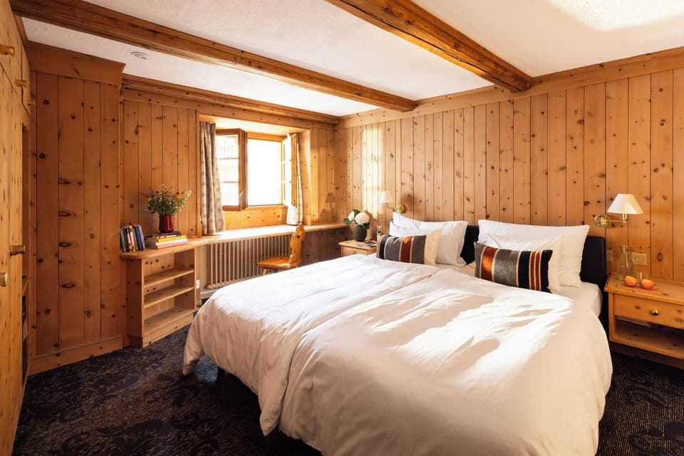 Premium bedding, down comforters, minibar, in-room safe