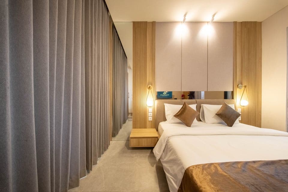 Studio with Balcony | Living area