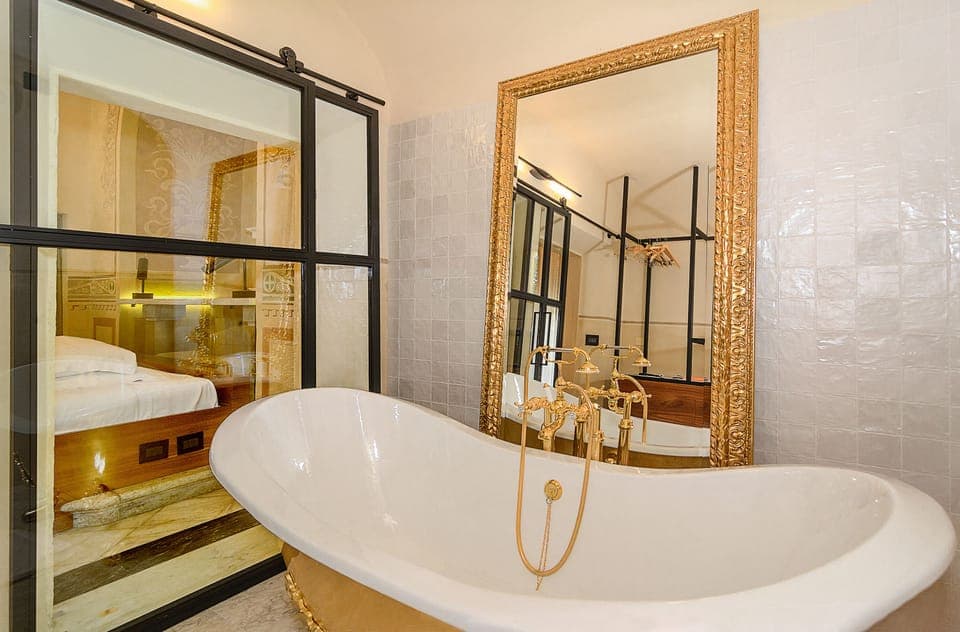 Deluxe Suite | Bathroom | Shower, rainfall showerhead, free toiletries, hair dryer