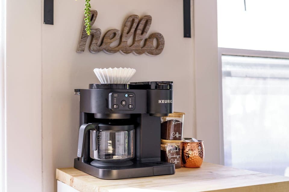 Full-size fridge, microwave, oven, stovetop