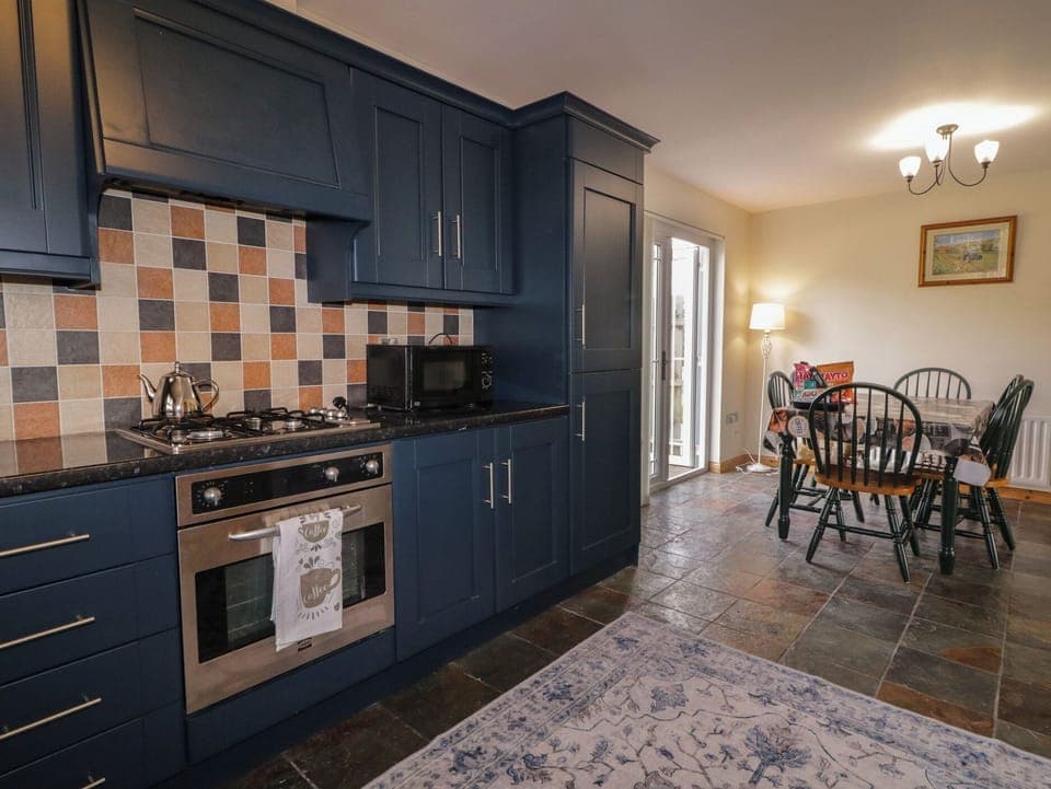 Cottage | Private kitchen | Dishwasher, cookware/dishes/utensils