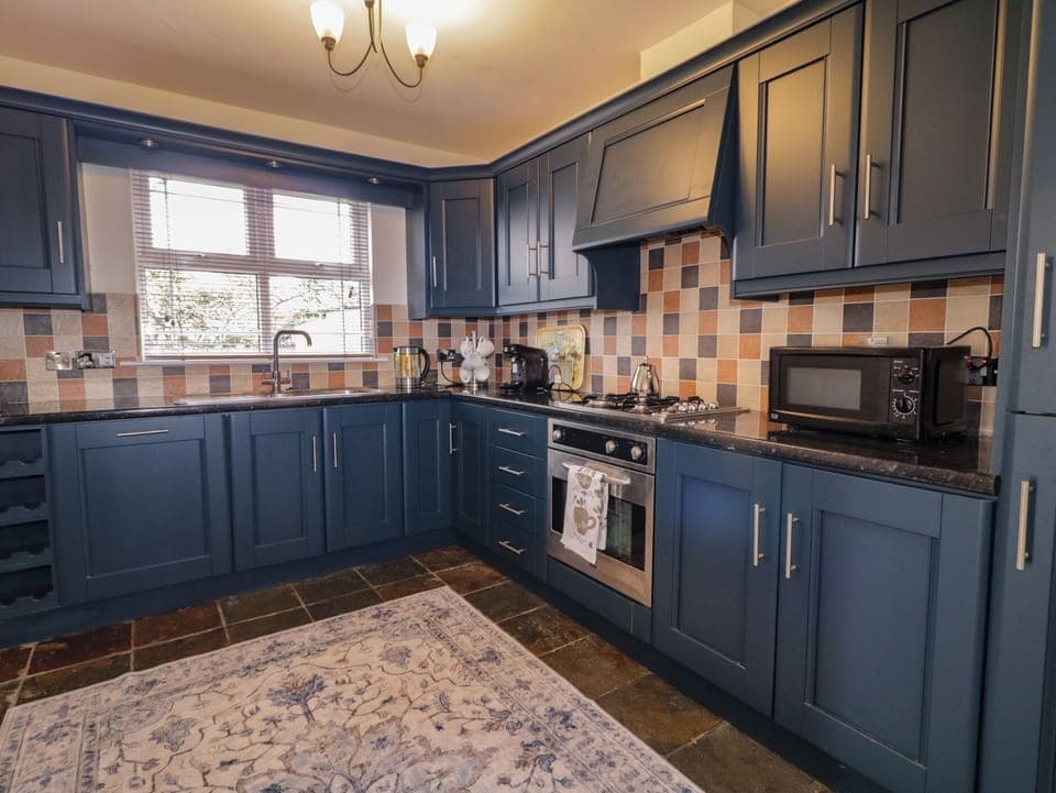Cottage | Private kitchen | Dishwasher, cookware/dishes/utensils