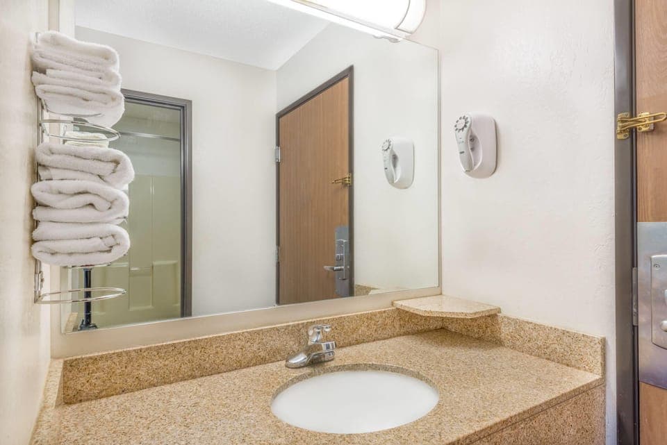 Combined shower/tub, free toiletries, hair dryer, towels
