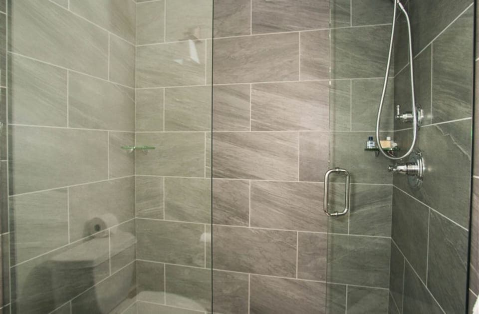 Room, Private Bathroom (6 - Virginia) | Bathroom | Free toiletries, hair dryer, bathrobes, slippers