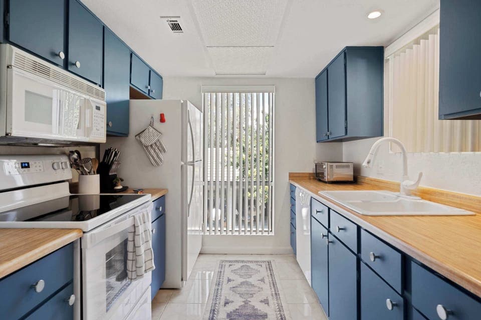 Condo, 1 King Bed with Sofa bed, Balcony, Pool View (Sunset Palmar) | Private kitchen | Fridge, microwave, oven, stovetop