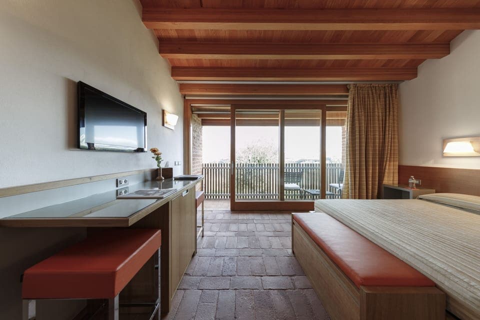 Desk, free WiFi, bed sheets