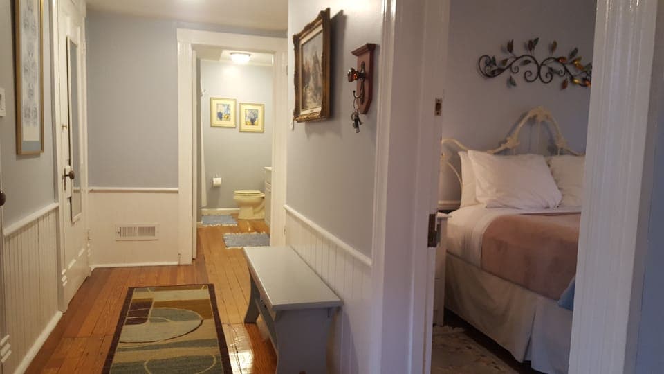 Standard Double Room, 1 Queen Bed, Garden View | Bathroom | Free toiletries, hair dryer, bathrobes, towels