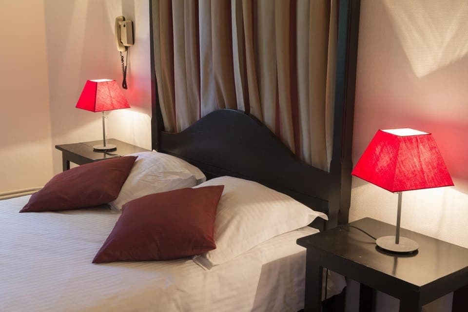 Desk, cribs/infant beds, rollaway beds, free WiFi