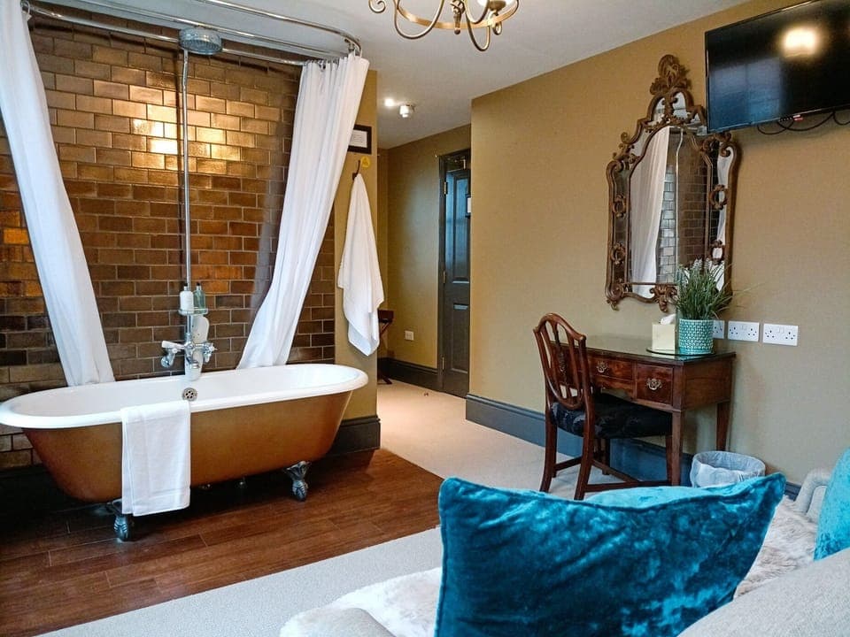 Deluxe Room, 1 King Bed | Free WiFi, bed sheets