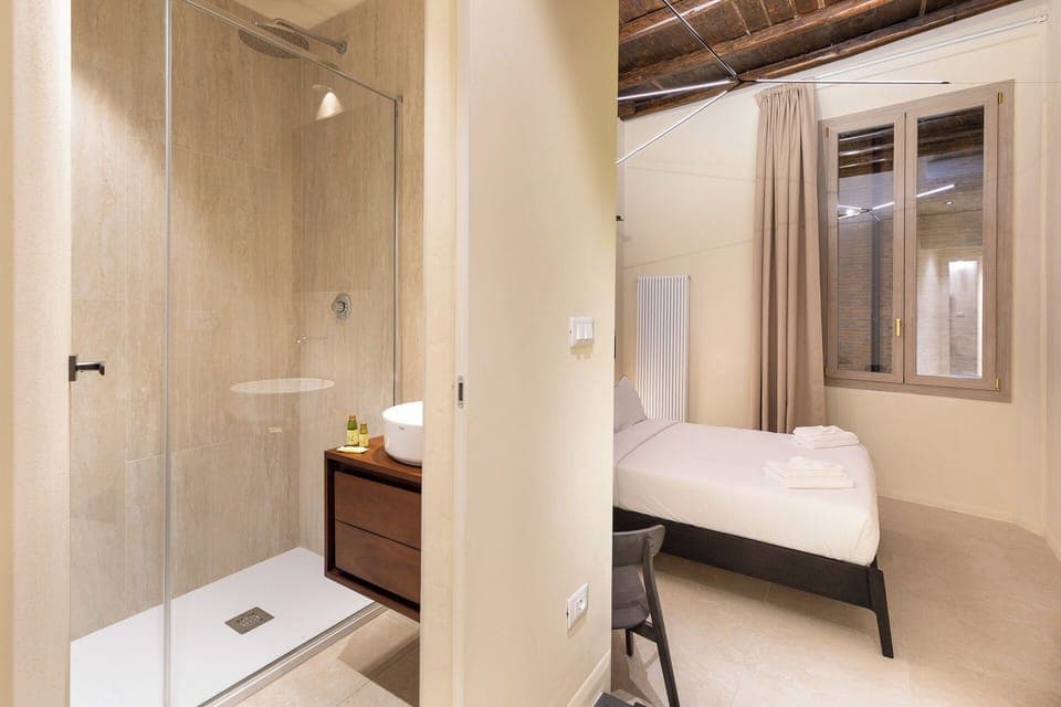 Deluxe Double Room | Bathroom | Shower, hair dryer, towels