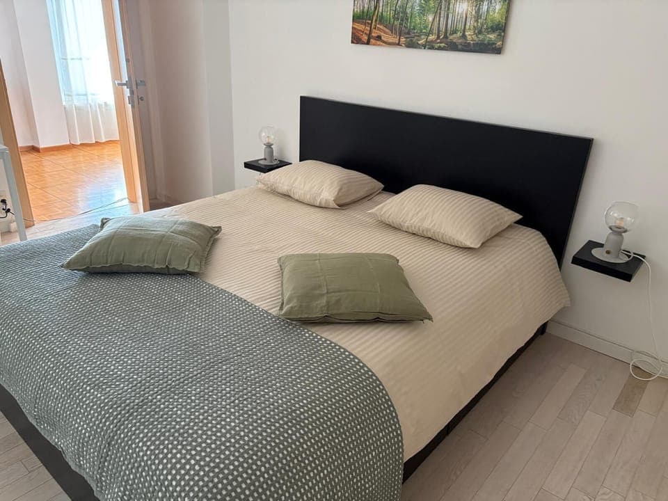 Comfort Apartment, 2 Bedrooms, Terrace, Mountain View | Blackout drapes, iron/ironing board, travel crib, free WiFi