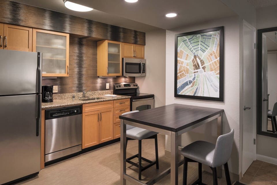 Full-size fridge, microwave, oven, stovetop