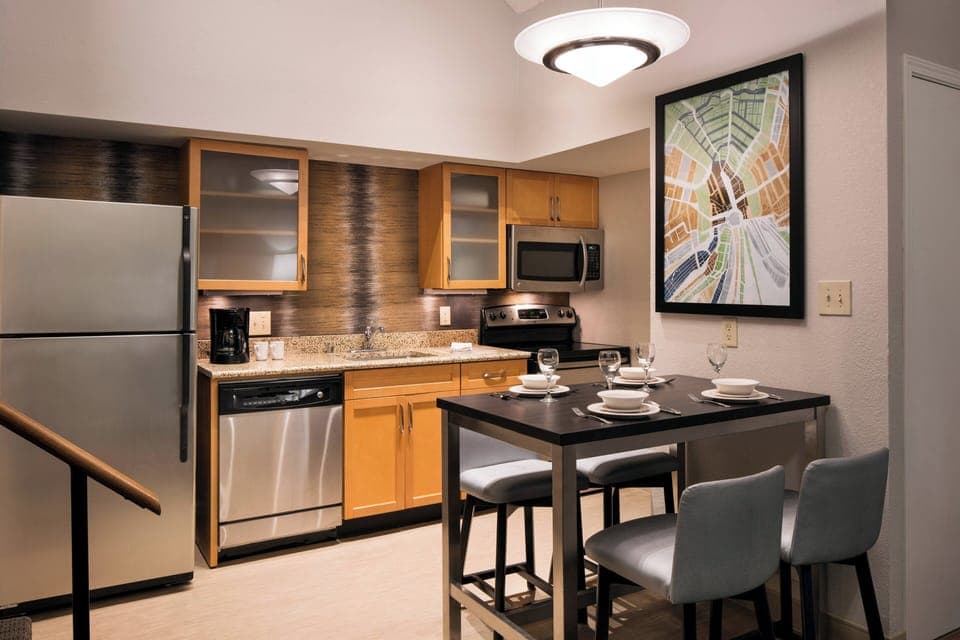 Full-size fridge, microwave, oven, stovetop