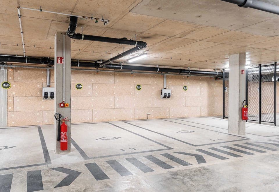 Electric vehicle charging station