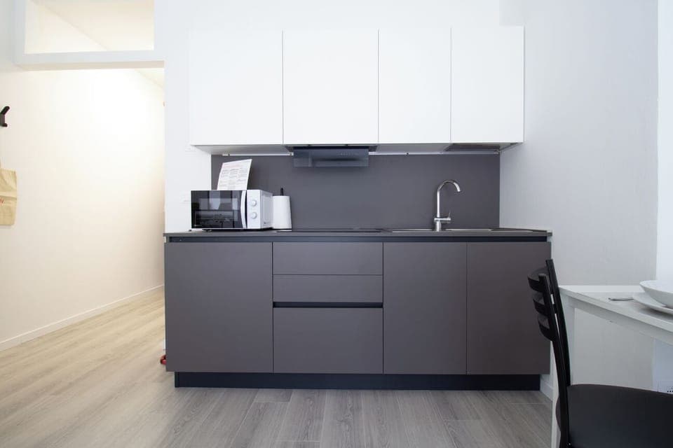 Studio (0 Bedroom) | Private kitchenette | Microwave, electric kettle