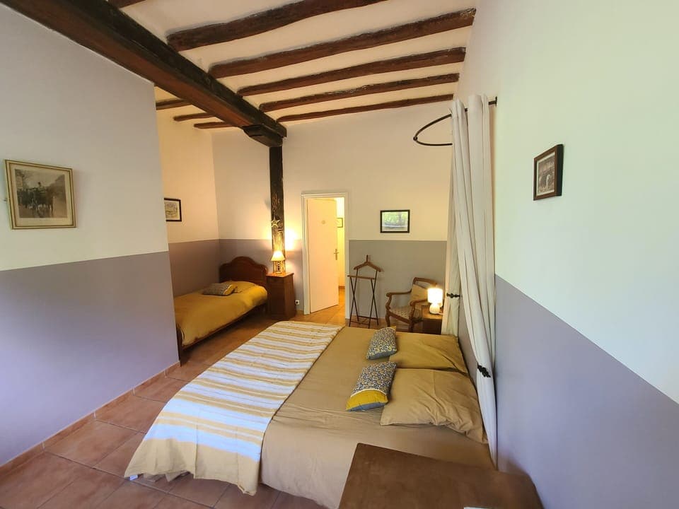 Comfort Room | Free WiFi, bed sheets