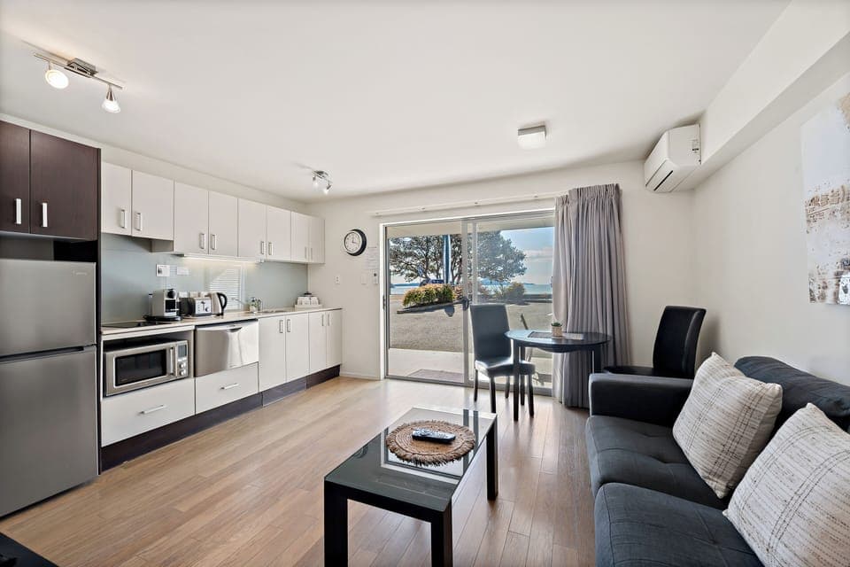 Apartment, 1 King Bed, Kitchen, Beach View | Living area