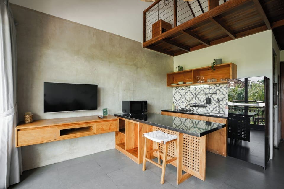 Deluxe Apartment, Garden View | Private kitchen | Fridge