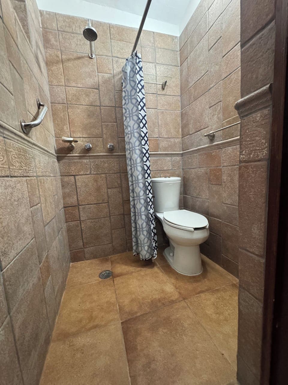 Standard Twin Room, Patio, Garden View | Bathroom