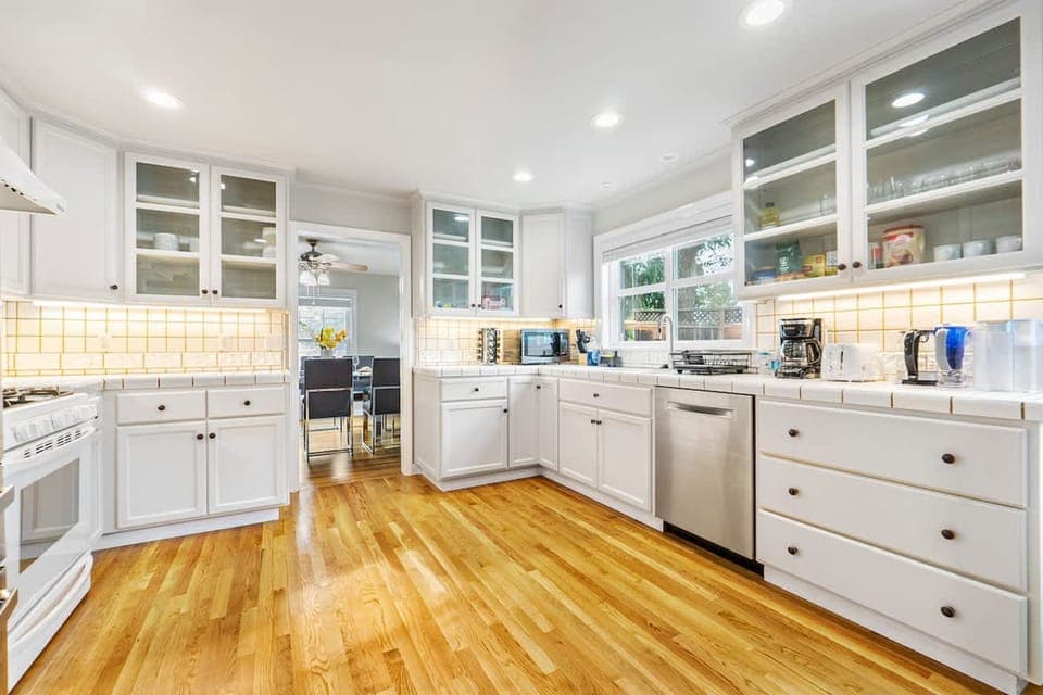 House | 6 bedrooms, desk